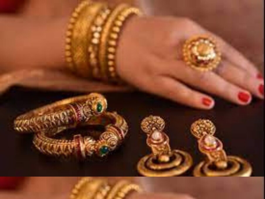  ಭಾರತದಲ್ಲಿ ಚಿನ್ನದ ಬೆಲೆ ಏರುತ್ತಲೇ ಇದ್ದು, ಬಂಗಾರ ಖರೀದಿ ಮಾಡುವವರ ಬಜೆಟ್‌ ಪ್ಲ್ಯಾನ್‌ ಉಲ್ಟಾ ಆಗುತ್ತಿದೆ ಎನ್ನಬಹುದು. ಈ ಗಗನಮುಖಿಯಾಗುತ್ತಿರುವ ಆಭರಣಗಳು ಹೂಡಿಕೆ ಮಾಡಿದವರ ಮುಖದಲ್ಲಿ ಖುಷಿ ಮೂಡಿಸಿದೆ.