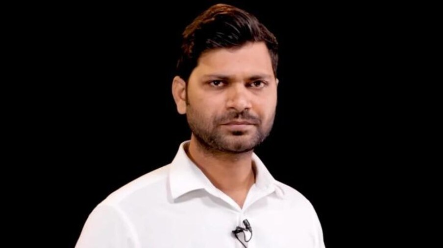  ಬಿಹಾರದ ಸಹರ್ಸಾ ಜಿಲ್ಲೆಯ ಬಡ ಕುಟುಂಬಕ್ಕೆ ಸೇರಿದ ಕಮಲೇಶ್ ಕುಮಾರ್ ಅವರ ಕಥೆ ಎಂಥವರಿಗೂ ಸ್ಪೂರ್ತಿದಾಯಕ. 2022 ರಲ್ಲಿ ನಡೆದ ಬಿಹಾರ ನ್ಯಾಯಾಂಗ ಪರೀಕ್ಷೆಯಲ್ಲಿ ಕಮಲೇಶ್ 64 ನೇ ರ್ಯಾಂಕ್ ಗಳಿಸಿದ್ದಾರೆ. ಕಮಲೇಶ್ ಅವರ ಈ ಯಶಸ್ಸಿಗೆ ಸ್ವಂತ ಪರಿಶ್ರಮ ಮತ್ತು ಅವರ ತಂದೆಯ ತ್ಯಾಗವೇ ಕಾರಣ.