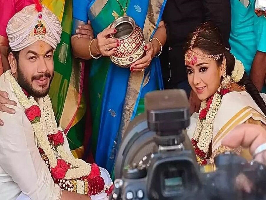  ಕಿರುತೆರೆಯ ಲವ್ ಬರ್ಡ್ಸ್ ನಟಿ ಪ್ರಿಯಾ ಆಚಾರ್ ಹಾಗೂ ಸಿದ್ದು ಮೂಲಿಮನಿ ಹೊಸ ಜೀವನಕ್ಕೆ ಕಾಲಿಟ್ಟಿದ್ದಾರೆ. ಪ್ರಿಯಾ-ಸಿದ್ದು ಕಲ್ಯಾಣ ಅದ್ಧೂರಿಯಾಗಿ ನಡೆದಿದೆ.
