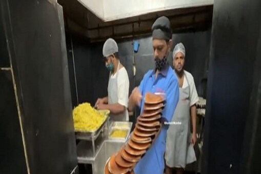 ಒಂದೇ ಕೈಯಲ್ಲಿ ಹದಿನಾರು ತಟ್ಟೆ ದೋಸೆ ಹಿಡಿದ ವ್ಯಕ್ತಿ