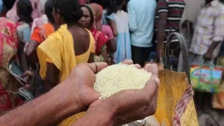  ದೇಶದಲ್ಲಿ ಕೋಟ್ಯಂತರ ಮಂದಿ ಕೇಂದ್ರ ಸರ್ಕಾರ ನೀಡುತ್ತಿರುವ ಉಚಿತ ಪಡಿತರದಿಂದ ಹೊಟ್ಟೆ ತುಂಬಿಸಿಕೊಳ್ಳುತ್ತಿದ್ದಾರೆ. ಇದೀಗ ಪಡಿತರ ಚೀಟಿದಾರರಿಗೊಂದು ಮತ್ತೊಂದು ಸಂತಸದ ಸುದ್ದಿ ನೀಡಿದೆ ಕೇಂದ್ರ ಸರ್ಕಾರ.