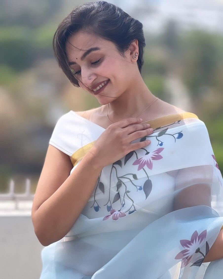  ಕನ್ನಡದ ಪ್ರೇಕ್ಷಕರಿಗೆ ಸನ್ನಿಧಿಯಂತಲೇ ಪರಿಚಯವಿರುವ ವೈಷ್ಣವಿ ಗೌಡ ಅವರು ಕನ್ನಡ ಕಿರುತೆರೆಲೋಕದ ಜನಪ್ರಿಯ ನಟಿ. ವೈಷ್ಣವಿ ಅವರು ವೈಟ್ ಸೀರೆಯಲ್ಲಿ ಮಿಂಚಿದ್ದಾರೆ.