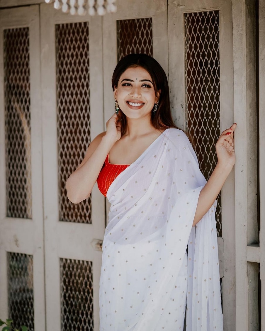  ಸಾರಾ ಅಣ್ಣಯ್ಯ ಅನ್ನೋದಕ್ಕಿಂತ ವರೂಧಿನಿ ಅಂದ್ರೆ ಜನಕ್ಕೆ ಬೇಗ ಅರ್ಥ ಆಗುತ್ತೆ. ಹೌದು ಕನ್ನಡತಿ ಧಾರಾವಾಹಿ ಮೂಲಕ ಖ್ಯಾತಿ ಪಡೆದಿರುವ ಸಾರಾ ಅವರು ಹೊಸ ಫೋಟೋಗಳನ್ನು ಶೇರ್ ಮಾಡಿದ್ದಾರೆ.