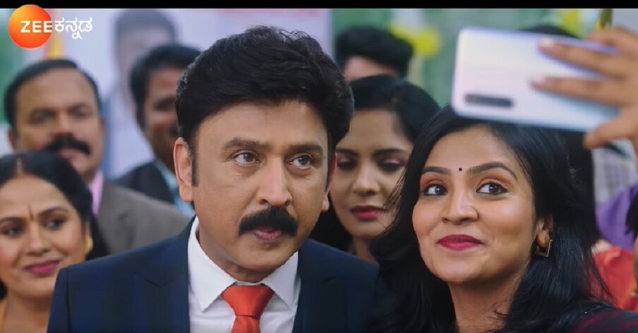  ಜೀ ಕನ್ನಡದಲ್ಲಿ ಪ್ರಸಾರವಾಗ್ತಿದ್ದ ವೀಕೆಂಡ್ ವಿತ್ ಕಾರ್ಯಕ್ರಮ ಯಾವಾಗ ಪ್ರಸಾರವಾಗುತ್ತೆ ಅಂತ ಜನ ಕೇಳ್ತಾ ಇದ್ರು. ಜನರ ಕಾಯುವಿಕೆ ಕೊನೆಯಾಗುತ್ತಿದೆ. ವೀಕೆಂಡ್ ವಿತ್ ರಮೇಶ್ ಕಾರ್ಯಕ್ರಮ ಶುರುವಾಗ್ತಿದೆ.
