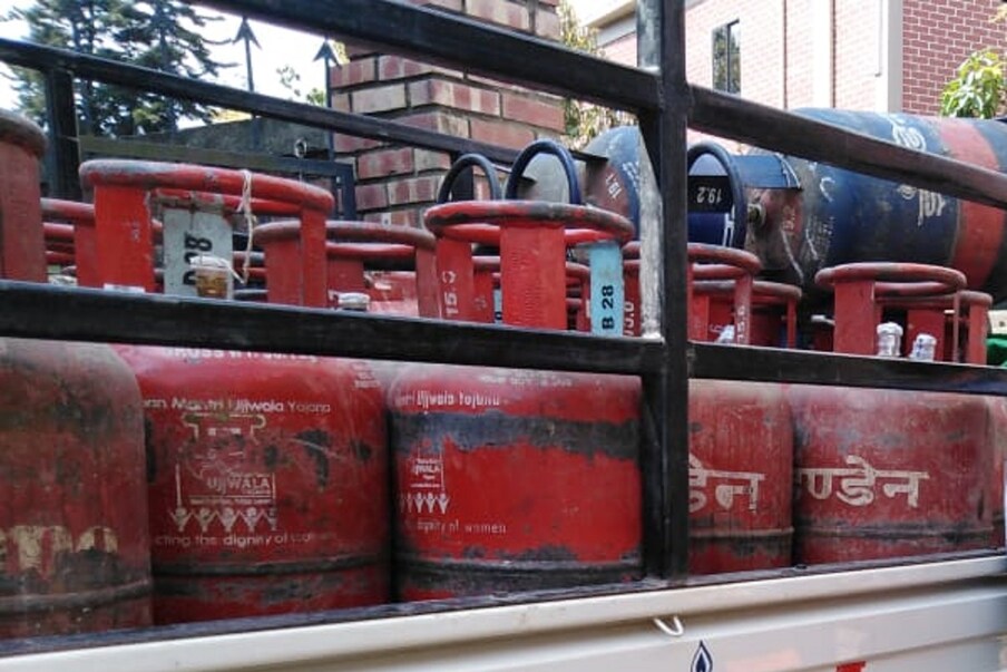  LPG Price Hike: ತೈಲ ಮಾರುಕಟ್ಟೆ ಕಂಪನಿಗಳು ಮತ್ತೊಮ್ಮೆ ಗ್ಯಾಸ್ ಸಿಲಿಂಡರ್ ಬೆಲೆಯನ್ನು ಹೆಚ್ಚಿಸಿವೆ. ಈ ತಿಂಗಳು ವಾಣಿಜ್ಯ ಗ್ಯಾಸ್ ಸಿಲಿಂಡರ್ ಬೆಲೆಗಳು ಮತ್ತು ಗೃಹಬಳಕೆಯ ಗ್ಯಾಸ್ ಸಿಲಿಂಡರ್ ಬೆಲೆಗಳು ಕೂಡ ಏರಿಕೆಯಾಗಿವೆ. (ಸಾಂದರ್ಭಿಕ ಚಿತ್ರ)
