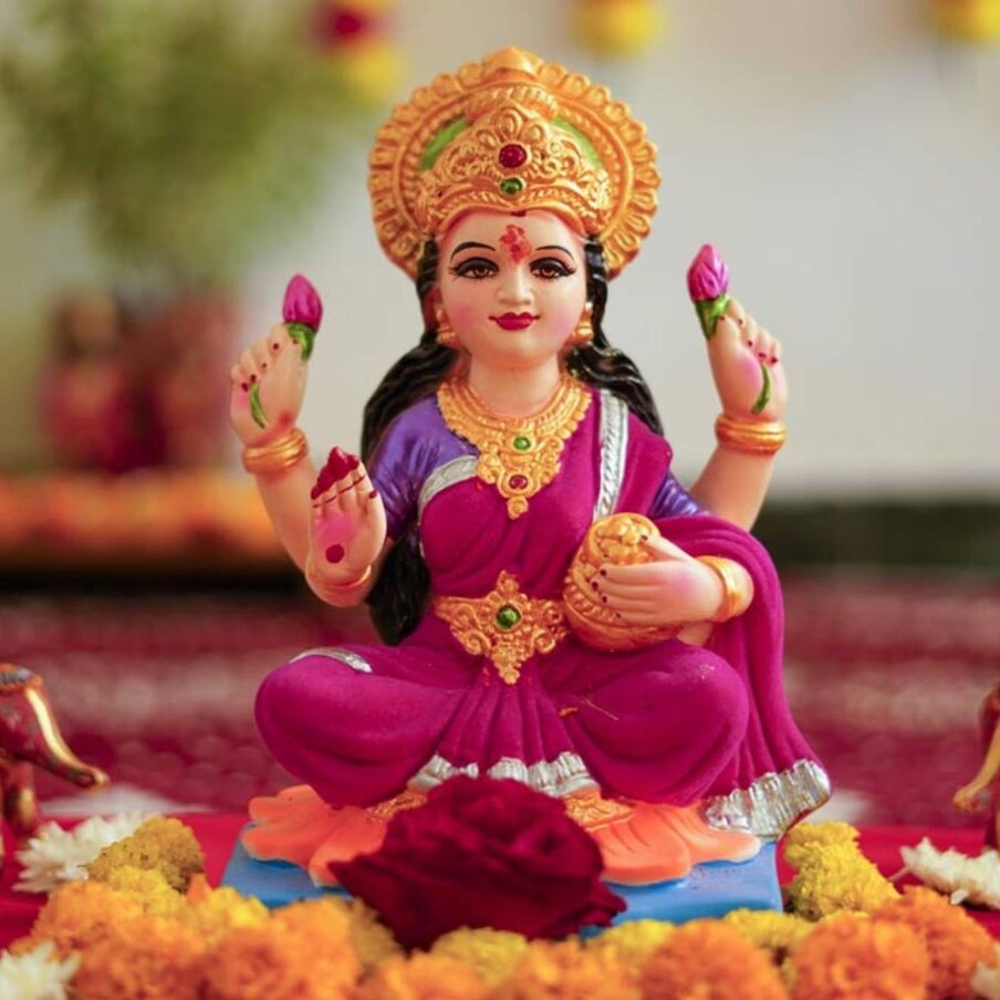  ಹಿಂದೂ ಧರ್ಮದಲ್ಲಿ ಲಕ್ಷ್ಮಿ ದೇವಿಗೆ ವಿಶೇಷ ಸ್ಥಾನವಿದೆ. ಲಕ್ಷ್ಮಿ ದೇವಿಯನ್ನು ಸಂಪತ್ತಿನ ಅಧಿದೇವತೆ ಎಂದು ಎಲ್ಲರೂ ಪೂಜಿಸುತ್ತಾರೆ. ಲಕ್ಷ್ಮಿ ದೇವಿಯು ಸಂಪತ್ತು, ಖ್ಯಾತಿ ಮತ್ತು ಸಮೃದ್ಧಿಯ ಸಂಕೇತವಾಗಿದೆ. ಮಾತಾ ಲಕ್ಷ್ಮಿಯ ಆಶೀರ್ವಾದದಿಂದ ಮನೆ ಮತ್ತು ವ್ಯಾಪಾರದ ಬೊಕ್ಕಸವು ತುಂಬಿರುತ್ತದೆ. ಲಕ್ಷ್ಮಿ ದೇವಿಯನ್ನು ಸಂಪತ್ತಿನ ದೇವತೆ ಎಂದೂ ಕರೆಯುತ್ತಾರೆ, ಆದ್ದರಿಂದ ಲಕ್ಷ್ಮಿ ದೇವಿಯನ್ನು ಪೂಜಿಸುವುದರಿಂದ ಆರ್ಥಿಕ ಬಿಕ್ಕಟ್ಟು ದೂರವಾಗುವುದಲ್ಲದೆ ಸಂಪತ್ತು ಕೂಡ ಬರುತ್ತದೆ.