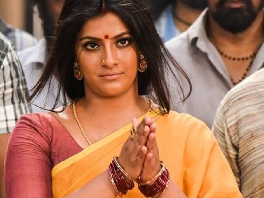  ಸೌತ್ ನಟಿ ರಿಯಲ್ ಲೈಫ್​ನಲ್ಲಿಯೂ ಡೇರಿಂಗ್. ತನ್ನ ಶೌರ್ಯ ಮತ್ತು ಧೈರ್ಯವನ್ನು ತೋರಿಸಿದ ನಟಿ ಬೇರೆ ಯಾರೂ ಅಲ್ಲ, ದಕ್ಷಿಣದ ನಟಿ ವರಲಕ್ಷ್ಮಿ ಶರತ್‌ಕುಮಾರ್. ನಟರಾದ ಶರತ್‌ಕುಮಾರ್ ಮತ್ತು ಛಾಯಾ ಅವರ ಪುತ್ರಿ.