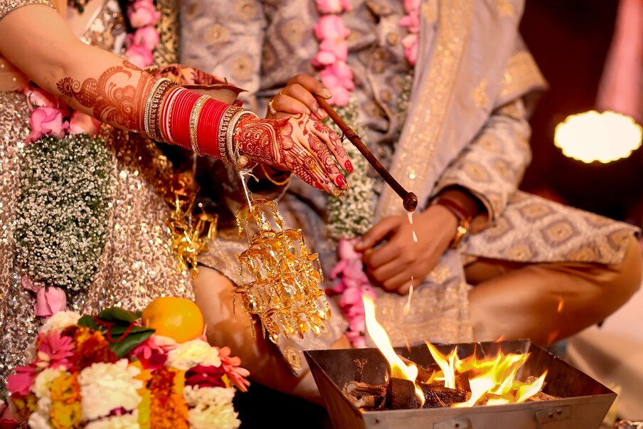  ಪತಿ-ಪತ್ನಿಯರ ನಡುವಿನ ಜಗಳಕ್ಕೆ ಸಂಬಂಧಿಸಿದಂತೆ ಹಲವು ರೀತಿಯ ಸುದ್ದಿಗಳನ್ನು ನೀವು ಕೇಳಿರಬಹುದು. ಆದರೆ ಇತ್ತೀಚಿಗೆ ಉತ್ತರ ಪ್ರದೇಶದ ಮೊರಾದಾಬಾದ್‌ನಿಂದ ಮುನ್ನೆಲೆಗೆ ಬಂದಿರುವ ವಿಷಯ ಎಲ್ಲರನ್ನು ಅಚ್ಚರಿಗೊಳಿಸಿದೆ. ಏಕೆಂದರೆ ಮೊದಲ ರಾತ್ರಿಯ ದಿನ ವಧು ವರನಿಗೆ ವಿಚಿತ್ರವಾದ ಬೇಡಿಕೆ ಇಡುವ ಮೂಲಕ ಅಚ್ಚರಿ ಮೂಡಿಸಿದ್ದಾಳೆ.