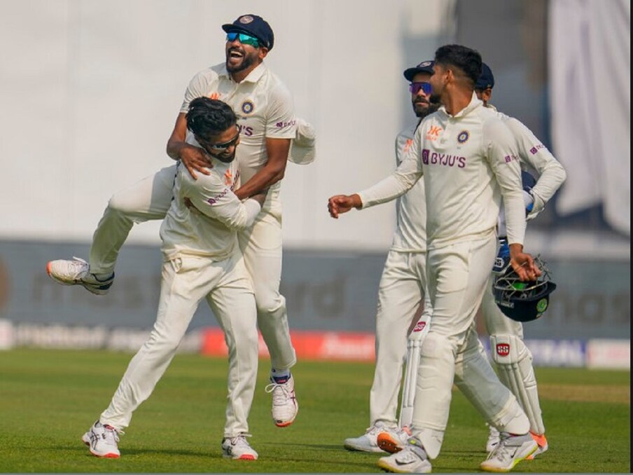  ಅಹಮದಾಬಾದ್ ಟೆಸ್ಟ್‌ನಲ್ಲಿ ಟೀಂ ಇಂಡಿಯಾ ಆಸ್ಟ್ರೇಲಿಯಾ ವಿರುದ್ಧ ಕೊನೆಯ ಟೆಸ್ಟ್​ ಪಂದ್ಯದವನ್ನು ಆಡುತ್ತಿದೆ. ಈ ಪಂದ್ಯವನ್ನು ಭಾರತ ತಂಡ ಗೆದ್ದರೆ ಐಸಿಸಿ ವಿಶ್ವ ಟೆಸ್ಟ್ ಚಾಂಪಿಯನ್‌ಶಿಪ್ ಫೈನಲ್‌ಗೆ ಪ್ರವೇಶಿಸಲಿದೆ. ಬಾರ್ಡರ್ ಗವಾಸ್ಕರ್ ಟ್ರೋಫಿಯ ಕೊನೆಯ ಟೆಸ್ಟ್‌ನಲ್ಲಿ ಆಸ್ಟ್ರೇಲಿಯಾ ಗೆಲುವು ಸಾಧಿಸುವುದರೊಂದಿಗೆ ಸತತ ಎರಡನೇ ಬಾರಿಗೆ ವಿಶ್ವ ಟೆಸ್ಟ್ ಚಾಂಪಿಯನ್‌ಶಿಪ್ ಫೈನಲ್‌ಗೆ ಲಗ್ಗೆ ಇಡುವಲ್ಲಿ ಯಶಸ್ವಿಯಾಗಿದೆ.