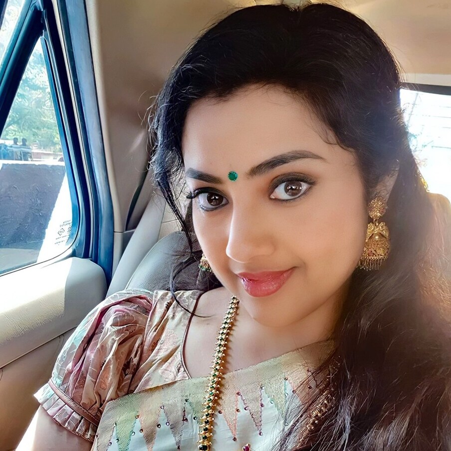  ಮೀನಾ 3 ದಶಕಗಳಿಗೂ ಹೆಚ್ಚು ಕಾಲ ಸೌತ್ ಸಿನಿಮಾ ಇಂಡಸ್ಟ್ರಿಯಲ್ಲಿ ಜನಪ್ರಿಯ ನಾಯಕಿಯಾಗಿ ಮಿಂಚುತ್ತಿದ್ದಾರೆ. 6 ವರ್ಷವಿದ್ದಾಗಲೇ ಚಿತ್ರರಂಗ ಪ್ರವೇಶಿಸಿದ ಮೀನಾ ನಟಿಯಾಗಿ 40 ವರ್ಷ ಪೂರೈಸುತ್ತಿದ್ದಾರೆ. ಇದೇ ವೇಳೆ ತಮ್ಮ ಜೀವನದಲ್ಲಿ ಕೆಲವು ಸಂಗತಿಗಳ ಬಗ್ಗೆ ಮುಕ್ತ ಮನಸ್ಸಿನಿಂದ ನಟಿ ಮಾತಾಡಿದ್ದಾರೆ. ತಮಿಳು ಚಾನೆಲ್ ಸಿನಿ ಉಲಗಂನಲ್ಲಿ ನಟಿ ಸುಹಾಸಿನಿ ನಡೆಸಿಕೊಟ್ಟ ಚಾಟ್ ಶೋಗೆ ನಟಿ ಮೀನಾ ಅತಿಥಿಯಾಗಿ ಭಾಗವಹಿಸಿದ್ರು.
