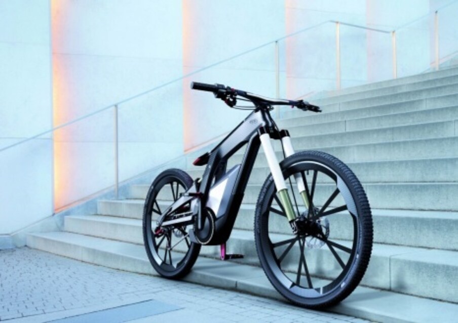  Audi Electric Cycle: ಎಲ್ಲಿ ನೋಡಿದ್ರೂ ಎಲೆಕ್ಟ್ರಿಕ್​ ವಾಹನಗಳದ್ದೇ ಅಬ್ಬರ. ಇತ್ತೀಚಿನ ದಿನಗಳಲ್ಲಿ ಜನರು ಎಲೆಕ್ಟ್ರಿಕ್ ಸ್ಕೂಟರ್, ಎಲೆಕ್ಟ್ರಿಕ್ ಬೈಕ್, ಎಲೆಕ್ಟ್ರಿಕ್ ಬೈಸಿಕಲ್ ಖರೀದಿಸುತ್ತಿದ್ದಾರೆ. ಅದಕ್ಕಾಗಿಯೇ ಹೊಸ ಕಂಪನಿಗಳು ಎಲೆಕ್ಟ್ರಿಕ್ ವಾಹನ ವಿಭಾಗಕ್ಕೆ ಪ್ರವೇಶಿಸುತ್ತಿವೆ. ದೊಡ್ಡ ಕಂಪನಿಗಳು ಕೂಡ ಎಲೆಕ್ಟ್ರಿಕ್ ವಾಹನಗಳತ್ತ ನೋಡುತ್ತಿವೆ. ಇತ್ತೀಚೆಗಷ್ಟೇ ಪ್ರಸಿದ್ಧ ಕಾರು ತಯಾರಿಕಾ ಕಂಪನಿ ಆಡಿ ಕೂಡ ಈ ಪಟ್ಟಿಗೆ ಸೇರಿಕೊಂಡಿದೆ. ಆಡಿ ಕಂಪನಿಯು ಎಲೆಕ್ಟ್ರಿಕ್ ಬೈಸಿಕಲ್ ಅನ್ನು ಸಹ ಪರಿಚಯಿಸಿದೆ.