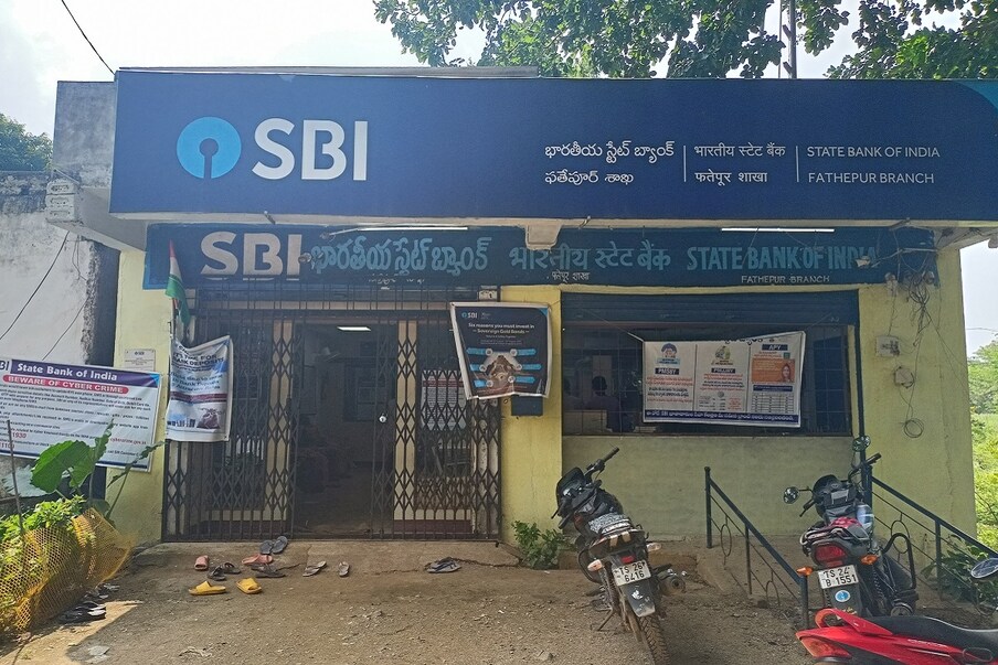  SBI Interest Rates: ದೇಶದ ಅತಿದೊಡ್ಡ ಬ್ಯಾಂಕ್ ಆಗಿ ಮುಂದುವರಿದಿರುವ ಸಾರ್ವಜನಿಕ ವಲಯದ ಸ್ಟೇಟ್ ಬ್ಯಾಂಕ್ ಆಫ್ ಇಂಡಿಯಾ ಇತ್ತೀಚೆಗೆ ತನ್ನ ಗ್ರಾಹಕರಿಗೆ ಸರ್ಪ್ರೈಸ್ ನೀಡಿದೆ. ಯುಗಾದಿ ಹಬ್ಬಕ್ಕೂ ಮುನ್ನ ಮಹತ್ವದ ನಿರ್ಧಾರ ಕೈಗೊಂಡಿದೆ.