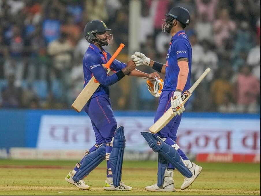  ಮುಂಬೈನಲ್ಲಿ ನಡೆದ ಆಸ್ಟ್ರೇಲಿಯಾ ವಿರುದ್ಧದ 3 ಪಂದ್ಯಗಳ ಏಕದಿನ ಸರಣಿಯ ಮೊದಲ ಏಕದಿನ ಪಂದ್ಯದಲ್ಲಿ ಟೀಂ ಇಂಡಿಯಾ ಗೆಲುವು ಸಾಧಿಸಿದೆ. ಸರಣಿಯಲ್ಲಿ 1-0 ಮುನ್ನಡೆ ಸಾಧಿಸಿರುವ ಭಾರತ ಇದೀಗ ವಿಶಾಖಪಟ್ಟಣಂನಲ್ಲಿ ಗೆಲ್ಲುವ ಮೂಲಕ ಟ್ರೋಫಿಯನ್ನು ವಶಪಡಿಸಿಕೊಳ್ಳುವ ತವಕದಲ್ಲಿದೆ.