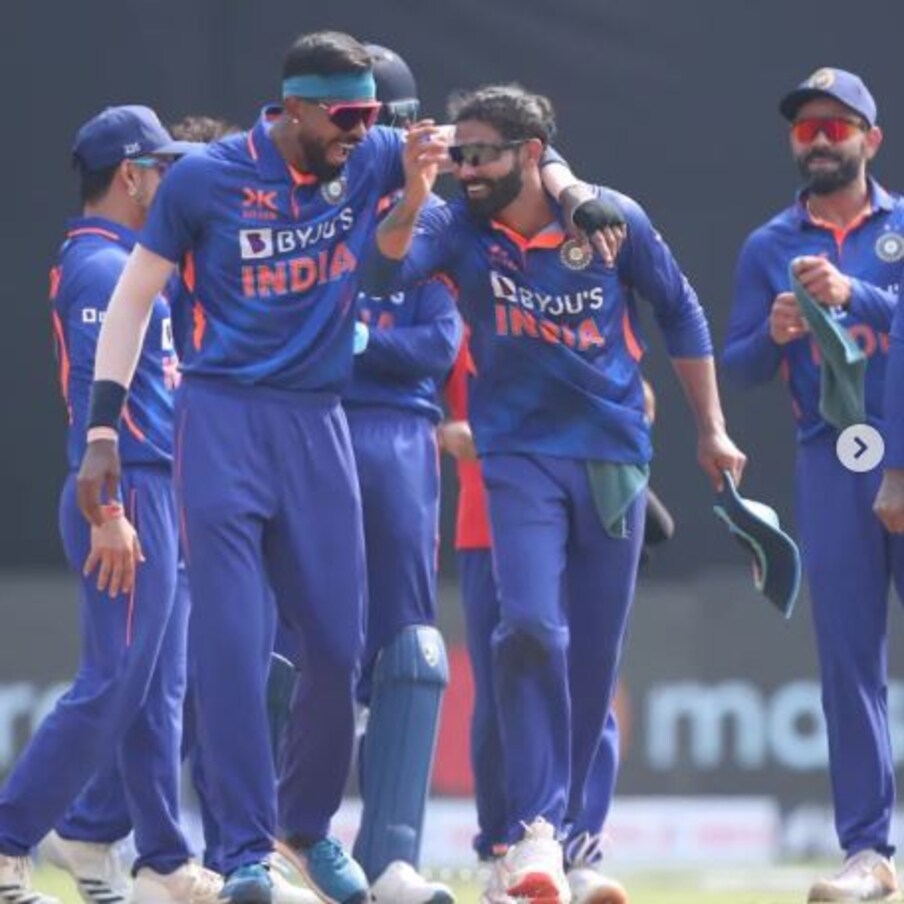 ವಾಂಖೆಡೆ ಸ್ಟೇಡಿಯಂನಲ್ಲಿ ನಡೆದ ಮೊದಲ ಏಕದಿನ ಪಂದ್ಯದಲ್ಲಿ ಆಸ್ಟ್ರೇಲಿಯವನ್ನು 5 ವಿಕೆಟ್‌ಗಳಿಂದ ಸೋಲಿಸುವ ಮೂಲಕ ಭಾರತ ಕ್ರಿಕೆಟ್ ತಂಡ 3 ಪಂದ್ಯಗಳ ಸರಣಿಯಲ್ಲಿ 1-0 ಮುನ್ನಡೆ ಸಾಧಿಸಿದೆ. 12 ವರ್ಷಗಳ ನಂತರ ವಾಂಖೆಡೆ ಸ್ಟೇಡಿಯಂನಲ್ಲಿ ಟೀಂ ಇಂಡಿಯಾ ಗೆಲುವು ಸಾಧಿಸಿದೆ.