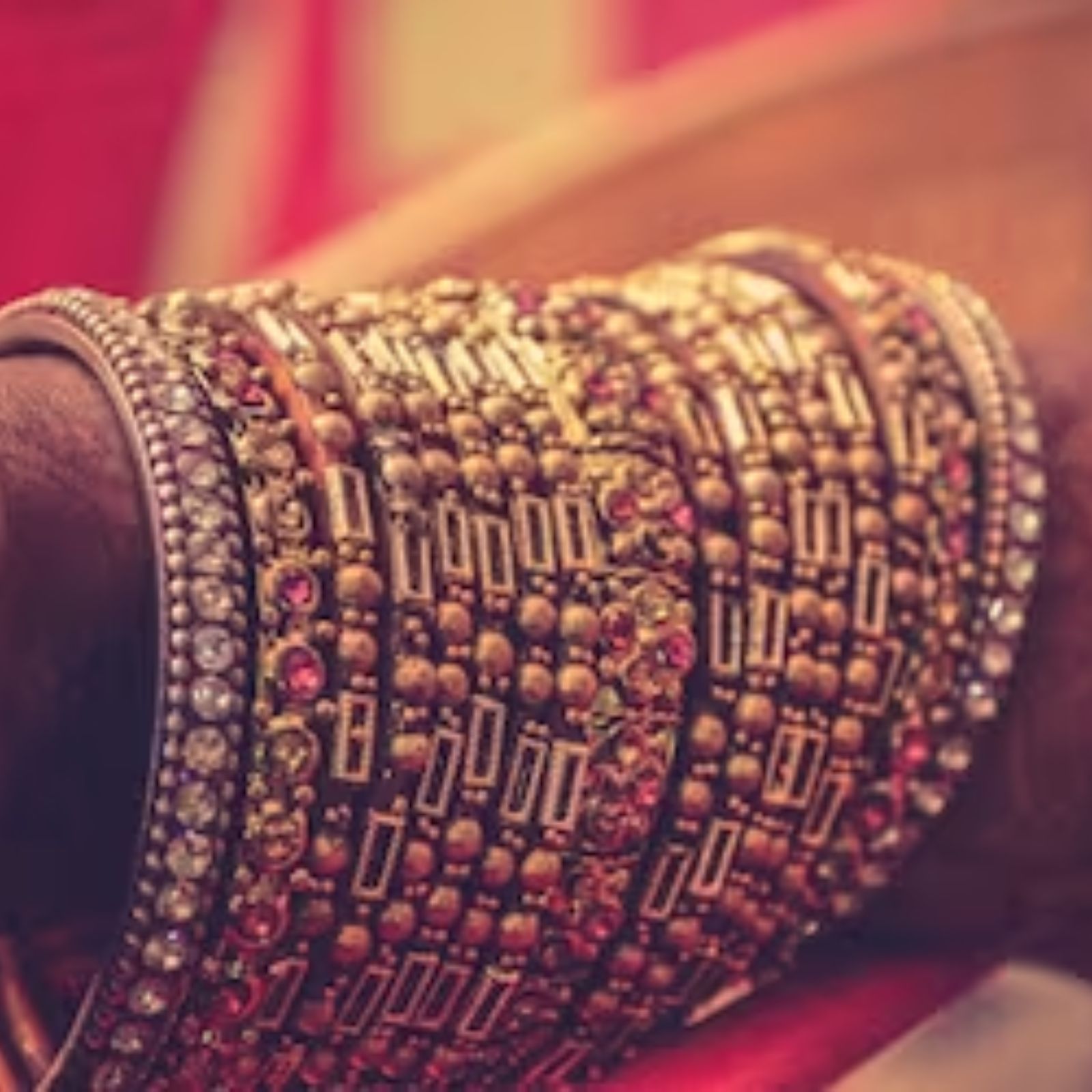 Bangles ಮಹಿಳೆಯರು ಬಳೆ ಧರಿಸೋದು ಏಕೆ? ಇಲ್ಲಿದೆ ವೈಜ್ಞಾನಿಕ ಕಾರಣ News18 ಕನ್ನಡ