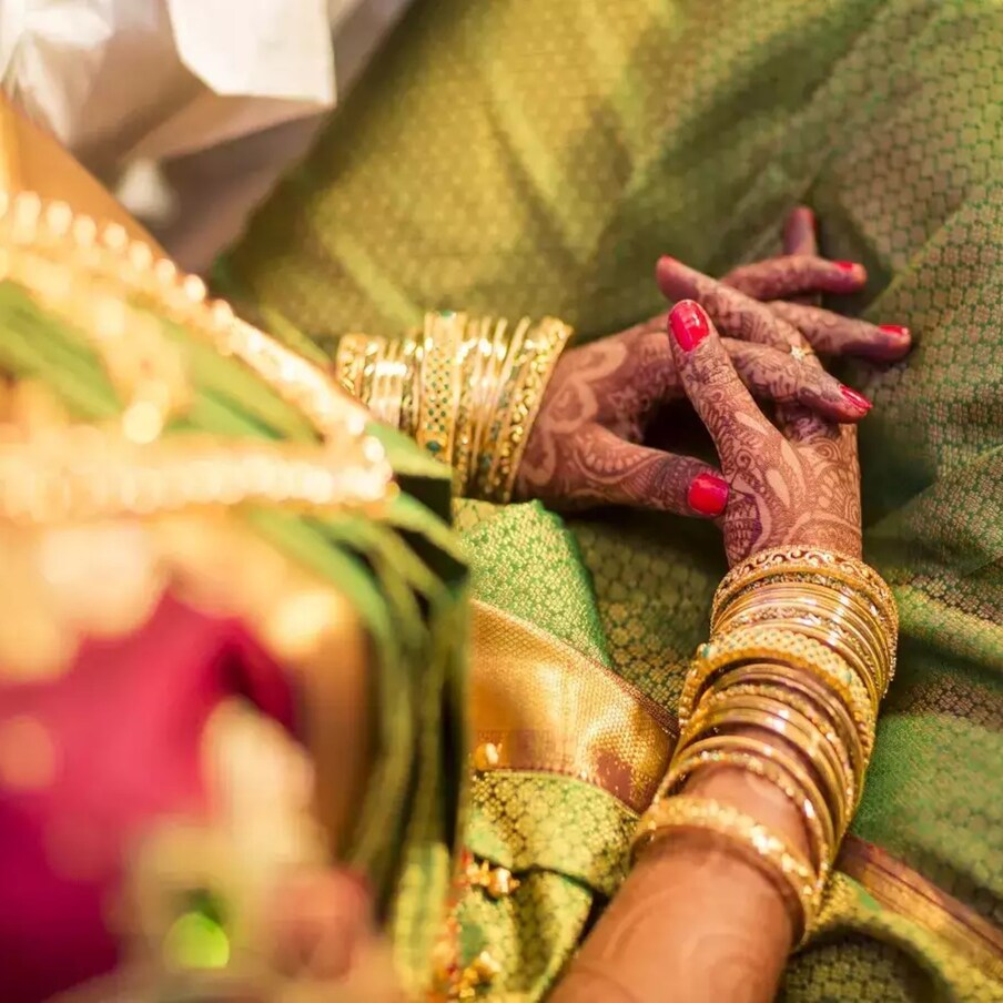  ಮದುವೆ ಎಂದರೆ ಏಳೇಳು ಜನ್ಮಗಳ ಬಂಧ ಎಂದು ಹೇಳಲಾಗುತ್ತದೆ. ಬಹುತೇಕರು ತಮ್ಮ ಮದುವೆಯನ್ನು ಅದ್ಧೂರಿಯಾಗಿ ಮಾಡಿಕೊಳ್ಳುತ್ತಾರೆ. ತಮ್ಮ ಸಂಗಾತಿಯೊಂದಿಗಿನ  ಈ ಸಂಭ್ರಮದ ಕ್ಷಣವನ್ನು ಎಂದಿಗೂ ಮರೆಯಬಾರದು ಎಂದು ಹಲವು ಯೋಜನೆಗಳನ್ನು ಮಾಡಿಕೊಳ್ಳುತ್ತಾರೆ. ಇದಕ್ಕಾಗಿ ಲಕ್ಷಾಂತರ ವೆಚ್ಛವನ್ನೂ ಮಾಡುತ್ತಾರೆ.  ಆದರೆ ಇತ್ತೀಚೆಗೆ ಹಲವು ವಿವಾಹಗಳು ಕ್ಷುಲ್ಲಕ ಕಾರಣಕ್ಕೆ ರದ್ದಾಗುತ್ತಿವೆ.  ಕೆಲವು ವಿವಾಹಗಳು ವರನಿಗೆ ಬೋಳು ತಲೆ ಇದೆ, ಮದುಮಗನಿಗೆ ಇಂಗ್ಲಿಷ್ ಬರುವುದಿಲ್ಲ, ಕುಡಿಯುತ್ತಾನೆ, ಸರಿಯಾಗಿ ನಡೆದುಕೊಳ್ಳುವುದಿಲ್ಲ ಎಂಬ ಕಾರಣಕ್ಕೆ ರದ್ದಾಗಿರುವ ಪ್ರಕರಣಗಳನ್ನು ನಾವು ನೋಡಿದ್ದೇವೆ.