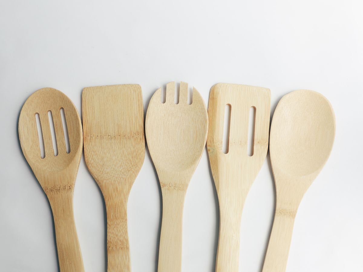 Cleaning Tips ಅಡುಗೆ ಮನೆಯ ಮರದ ಸಾಮಾನುಗಳ ಜಿಡ್ಡು, ವಾಸನೆ ಹೋಗಲು ಈ ವಿಧಾನ ಬಳಸಿ