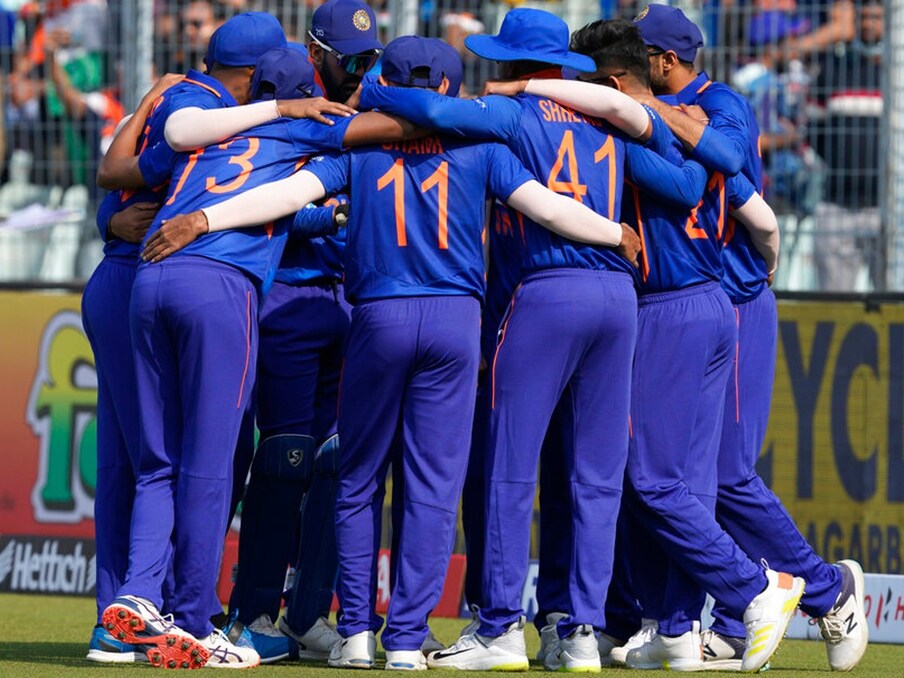  ಭಾರತ ಮತ್ತು ಆಸ್ಟ್ರೇಲಿಯಾ ನಡುವಿನ ಮೂರನೇ ಏಕದಿನ (IND vs AUS) ನಾಳೆ ಚೆನ್ನೈ ಮೈದಾನದಲ್ಲಿ ನಡೆಯಲಿದೆ. ಮೊದಲ ಪಂದ್ಯವನ್ನು ಭಾರತ ಗೆದ್ದುಕೊಂಡಿದ್ದು, ಎರಡನೇ ಏಕದಿನ ಪಂದ್ಯವನ್ನು ಆಸೀಸ್ ಗೆದ್ದಿತ್ತು. ಅಂತಿಮ ಮೂರನೇ ಏಕದಿನ ಪಂದ್ಯ ಸರಣಿಯನ್ನು ನಿರ್ಧರಿಸಲಿದೆ. ನಾಳಿನ ಪಂದ್ಯ ಉಭಯ ತಂಡಗಳಿಗೂ ನಿರ್ಣಾಯಕವಾಗಿದೆ.