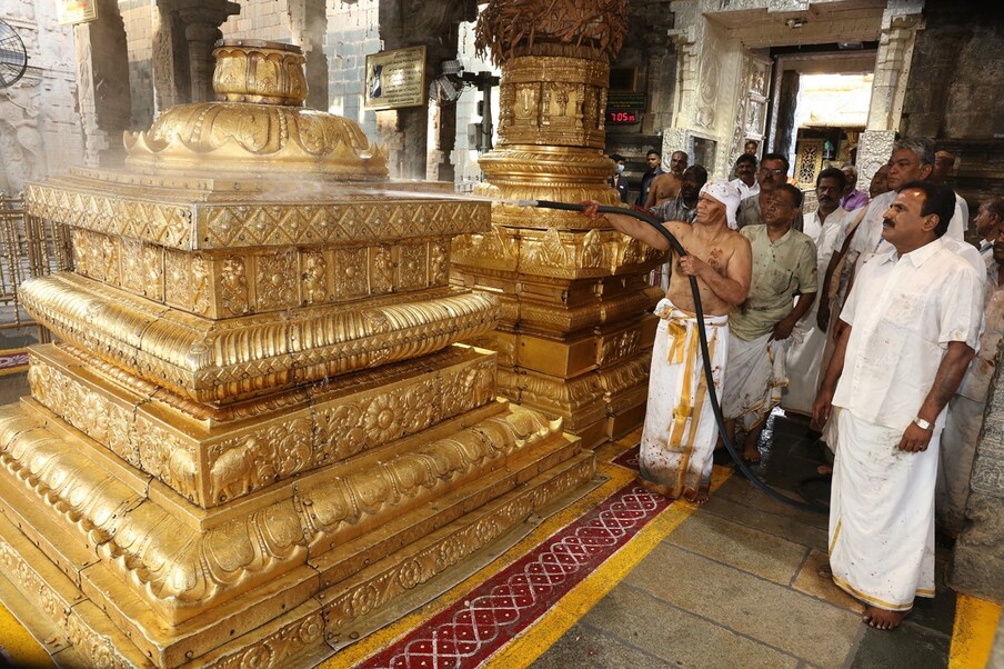  ಯುಗಾದಿ ಹಬ್ಬದ ಪ್ರಯುಕ್ತ ತಿರುಮಲ ಶ್ರೀ ವೆಂಕಟೇಶ್ವರ ಸ್ವಾಮಿ ದೇವಸ್ಥಾನದಲ್ಲಿ ವಿಶೇಷ ಆಚರಣೆಗಳು ನಡೆಯುತ್ತಿವೆ ಇದೇ ಸಂದರ್ಭದಲ್ಲಿ ದೇವಸ್ಥಾನದ ಅರ್ಚಕರು ಹಬ್ಬದ ಹಿಂದಿನ ದಿನವೇ ಬೆಳಗ್ಗೆ 6ರಿಂದ 11ರವರೆಗೆ ದೇವಸ್ಥಾನದ ಸ್ವಚ್ಛತಾ ಕಾರ್ಯಕ್ರಮ ನಡೆಸಿಕೊಟ್ಟರು. (ಸಾಂದರ್ಭಿಕ ಚಿತ್ರ)