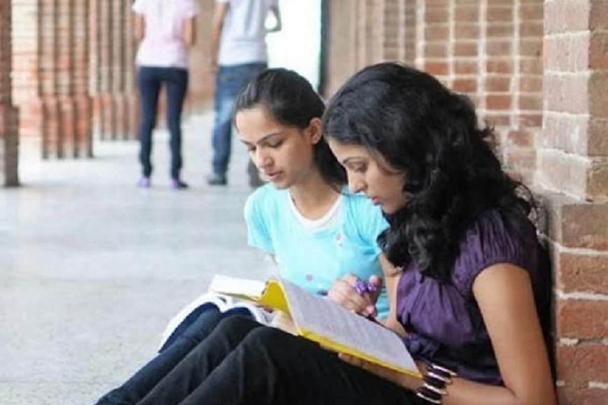 ಇದು ತುಂಬಾ ವೆಚ್ಚದಾಯಕವಾಗಿದೆ. ಇಂಜಿನಿಯರಿಂಗ್ ವಿದ್ಯಾರ್ಥಿಗಳು ವಿದೇಶಕ್ಕೆ ಹೋಗಿ ಅಲ್ಲಿನ ಅಂತಾರಾಷ್ಟ್ರೀಯ ಸ್ಪರ್ಧೆಗಳಲ್ಲಿ ಭಾಗವಹಿಸಲು ಆರ್ಥಿಕ ನೆರವು ನೀಡುವ ಯೋಜನೆಯನ್ನು ಕೇಂದ್ರ ಸರ್ಕಾರ ಜಾರಿಗೊಳಿಸುತ್ತಿದೆ. ಪ್ರತಿ ವಿದ್ಯಾರ್ಥಿಗೆ ರೂ.1 ಲಕ್ಷದಂತೆ ಒಂದು ಗುಂಪಿನಲ್ಲಿ ಗರಿಷ್ಠ 10 ವಿದ್ಯಾರ್ಥಿಗಳಿಗೆ ಇಂತಹ ಸಹಾಯವನ್ನು ಒದಗಿಸುತ್ತದೆ.