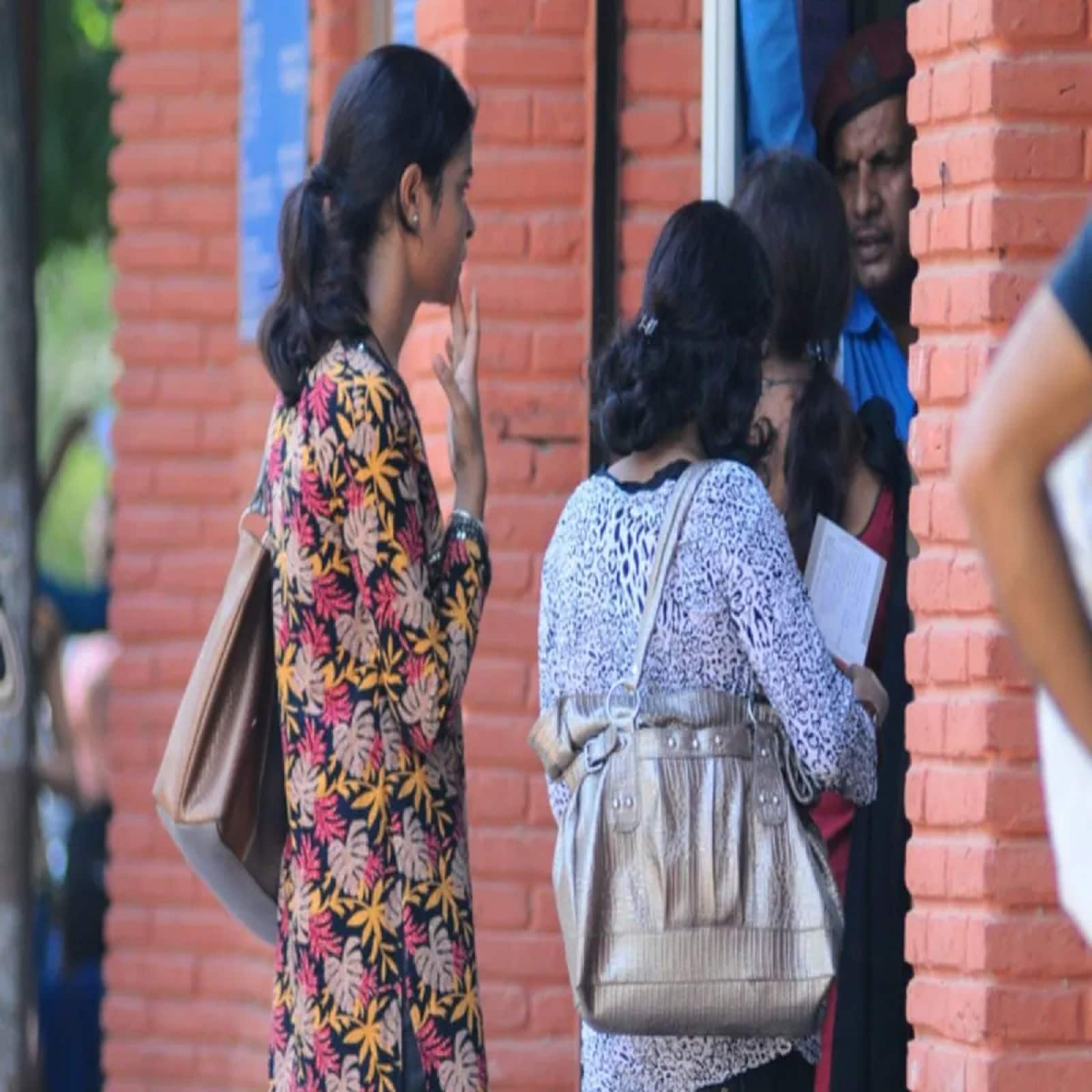 ಇದಕ್ಕಾಗಿ ಅರ್ಜಿ ಸಲ್ಲಿಸಲು,ವೆಬ್ಸೈಟ್ಗೆ ಭೇಟಿ ನೀಡಿ. ಅದರಲ್ಲಿ ನೀವು ಸೇರಿಸುವ ಪ್ರತಿಯೊಂದು ಮಾಹಿತಿಯೂ ಕೂಡ ಅತ್ಯಂತ ನಿಖರವಾಗಿರಬೇಕು. ಭರ್ತಿ ಮಾಡಿದ ಅರ್ಜಿಗಳನ್ನು ಆಫ್ಲೈನ್ ಮೂಲಕ ಕಳುಹಿಸಬೇಕು. (ಸಾಂಕೇತಿಕ ಚಿತ್ರ)