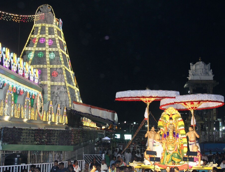  ತಿರುಮಲ ತಿರುಪತಿ ವೆಂಕಟೇಶ್ವರ ಸ್ವಾಮಿ ಭಕ್ತರಿಗೆ ಟಿಟಿಡಿ ಶುಭ ಸುದ್ದಿಯನ್ನು ನೀಡಿದೆ. ಏಪ್ರಿಲ್​ ತಿಂಗಳಿಗೆ ಸಂಬಂಧಿಸಿದ 300 ರೂಪಾಯಿ ಪ್ರತ್ಯೇಕ ಪ್ರವೇಶ ದರ್ಶನದ ಟಿಕೆಟ್​​​ಗಳನ್ನು ಬಿಡುಗಡೆ ಮಾಡುವ ಕುರಿತಂತೆ ತಿರುಮಲ ತಿರುಪತಿ ದೇವಸ್ಥಾನ ಸಮಿತಿ ಅಪ್​​ಡೇಟ್​​ ನೀಡಿದೆ. (ಸಾಂದರ್ಭಿಕ ಚಿತ್ರ)​​