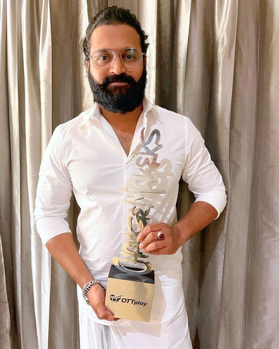  ಕಾಂತಾರ ಸಿನಿಮಾ ಕನ್ನಡ ಸಿನಿಮಾ ರಂಗದಲ್ಲೇ ಇತಿಹಾಸ ಸೃಷ್ಟಿಸಿದೆ. ಟಾಲಿವುಡ್, ಕಾಲಿವುಡ್, ಬಾಲಿವುಡ್​ನಲ್ಲಿ ಅಬ್ಬರಿಸಿದ ಕಾಂತಾರ ಸಿನಿಮಾ OTTಯಲ್ಲೂ ಭರ್ಜರಿ ಪ್ರದರ್ಶನ ಕಂಡಿದೆ. ಕಾಂತಾರ ಸಿನಿಮಾ ಹುಡುಕಿಕೊಂಡು ಪ್ರಶಸ್ತಿಗಳ ಹೊಳೆಯೇ ಹರಿದು ಬರ್ತಿದೆ.