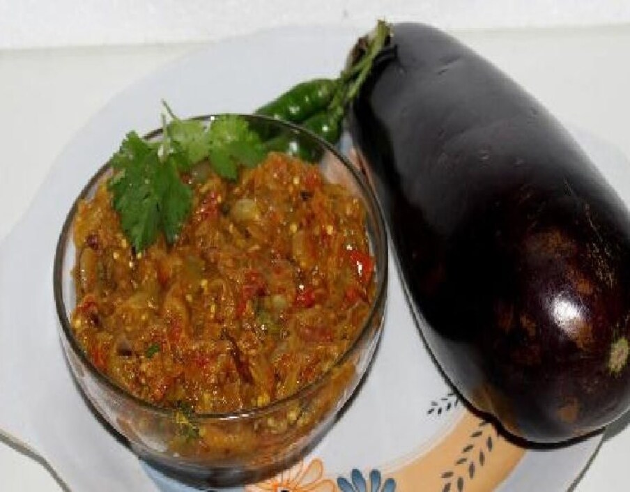 ಬದನೆಕಾಯಿ ಅಂದ್ರೆ ತುಂಬಾ ಜನ ಇಷ್ಟಪಡ್ತಾರೆ. ಅನ್ನ, ಚಪಾತಿ, ದೋಸೆ ಯಾವುದರ ಜೊತೆ ಬೇಕಾದರೂ ನೀವು ಬದನೆ ಚಟ್ನಿ ಮಾಡಿ ಸವಿಯಬಹುದು. ಹಾಗಾದ್ರೆ ಸುಲಭವಾಗಿ ಬದನೆ ಗೊಜ್ಜು ಹೇಗೆ ಮಾಡೋದು ಎಂಬ ಮಾಹಿತಿ ಇಲ್ಲಿದೆ.
