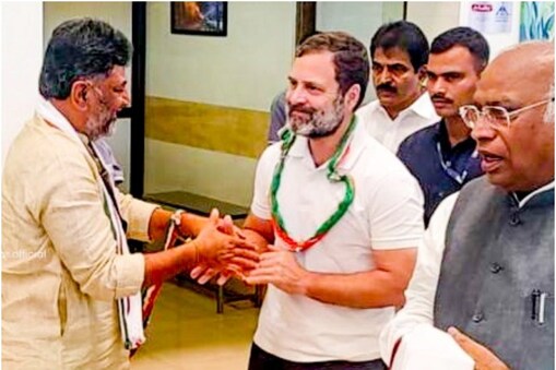 ಬೆಳಗಾವಿಗೆ ಆಗಮಿಸಿದ ರಾಹುಲ್​ ಗಾಂಧಿಗೆ ಡಿಕೆ ಶಿವಕುಮಾರ್ ಸ್ವಾಗತ ಕೋರಿದರು