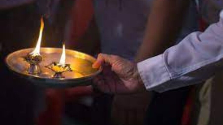  ಅನೇಕ ಮಂದಿ ಪೂಜೆಯ ಸಮಯದಲ್ಲಿ ಉಕ್ಕು, ತಾಮ್ರ ಮತ್ತು ಹಿತ್ತಾಳೆಯ ಪಾತ್ರೆಗಳನ್ನು ಬಳಸುತ್ತಾರೆ. ಮತ್ತೊಂದೆಡೆ, ಪ್ರತಿದಿನ ದೀಪವನ್ನು ಬೆಳಗಿಸುವುದರಿಂದ ಪೂಜಾ ಸಾಮಾಗ್ರಿಗಳು ಕಪ್ಪು ಬಣ್ಣಕ್ಕೆ ತಿರುಗುತ್ತದೆ.