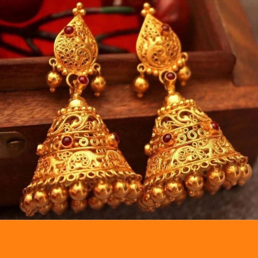  ಚಿನ್ನ ಭಾರತದಲ್ಲಿ ಕೇವಲ ಆಭರಣವಾಗಿರದೇ ಹೂಡಿಕೆಯಾಗಿ, ಉಳಿತಾಯವಾಗಿ ತನ್ನ ಸ್ಥಾನವನ್ನು ಭದ್ರಪಡಿಸಿಕೊಂಡಿದೆ. ಜನ ನಮ್ಮ ಉಳಿತಾಯದ ಹಣದಲ್ಲಿ ಬಂಗಾರ ಖರೀದಿ ಮಾಡಲು ಬಯಸುತ್ತಾರೆ. ಹಣ ಕೂಡಿಟ್ಟರೆ ಖರ್ಚಾಗುತ್ತದೆ, ಅದೇ ಚಿನ್ನ ಮಾಡಿಸಿಕೊಂಡರೆ ಯಾವತ್ತಾದರೂ ನಮ್ಮ ಕಷ್ಟಕಾಲಕ್ಕೆ ಬರುತ್ತದೆ ಎಂಬುವುದೇ ಕಾರಣ. ಚಿನ್ನ ಈಗ ಕೇವಲ ವೈಯಕ್ತಿಕ ಸಂಪತ್ತಾಗಿರುವುದಲ್ಲದೆ ದೇಶಗಳ ಆರ್ಥಿಕ ಬಲಕ್ಕೂ ಇಂಬು ನೀಡುತ್ತಿದೆ.