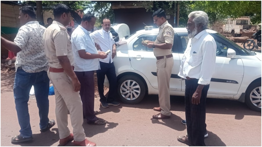  ಬೆಂಗಳೂರು: ರಾಜ್ಯ ಚುನಾವಣೆಯಲ್ಲಿ ಮತದಾರರನ್ನು ಸೆಳೆಯಲು ಟಿಕೆಟ್​ ಆಕಾಂಕ್ಷಿಗಳು, ಅಭ್ಯರ್ಥಿಗಳು ಮತದಾರರಿಗೆ ವಿವಿಧ ರೀತಿಯಲ್ಲಿಆಮಿಷ ಒಡ್ಡುವ ಕೆಲಸ ಮಾಡುತ್ತಿದ್ದಾರೆ. ಚುನಾವಣಾ ಆಯೋಗ ಎಲೆಕ್ಷನ್​ ದಿನಾಂಕ ಘೋಷಣೆ ಮಾಡುವ ಮುನ್ನವೇ ಮತದಾರರಿಗೆ ವಿವಿಧ ರೀತಿಯಲ್ಲಿ ಗಿಫ್ಟ್​ಗಳನ್ನು ನೀಡಲು ಅಭ್ಯರ್ಥಿಗಳು ಮುಂದಾಗುತ್ತಿದ್ದು, ಈ ಹಿನ್ನೆಯಲ್ಲಿ ಈಗಾಗಲೇ ಚೆಕ್​ ಪೋಸ್ಟ್​ಗಳನ್ನು ನಿರ್ಮಿಸಿರುವ ಪೊಲೀಸರು ವಾಹನ ತಪಾಸಣೆ ನಡೆಸುತ್ತಿದ್ದಾರೆ. ಈ ನಡುವೆ ತಪಾಸಣೆ ವೇಳೆ ರಾಜ್ಯದ ವಿವಿಧ ಜಿಲ್ಲೆಗಳಲ್ಲಿ ಇಂದು ದಾಖಲಾತಿಗಳಿಲ್ಲ ಸುಮಾರು 67 ಲಕ್ಷ ರೂಪಾಯಿ ಹಣ, 16 ಕೆಜಿ ಬೆಳ್ಳಿ ಸೇರಿದಂತೆ ವಿವಿಧ ವಸ್ತುಗಳನ್ನು ಪೊಲೀಸರು ವಶಕ್ಕೆ ಪಡೆದುಕೊಂಡಿದ್ದಾರೆ.