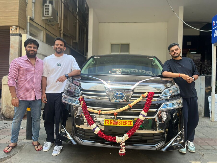  ಸ್ಯಾಂಡಲ್​ವುಡ್ ನಟ ಡಾಲಿ ಧನಂಜಯ್ ಅವರು ಈಗ ಸುಂದರವಾಗಿರುವ ಲಕ್ಷುರಿ ಟೊಯೋಟಾ ಕಾರಿನ ಮಾಲೀಕ. ನಿರ್ಮಾಪಕರಿಂದ ದುಬಾರಿ ಗಿಫ್ಟ್ ಪಡೆದಿದ್ದಾರೆ ಡಾಲಿ. Toyota Vellfire ಕಾರಿನ ವಿಶೇಷತೆಗಳು ಏನೇನು? ಇಲ್ಲಿವೆ ನೋಡಿ.