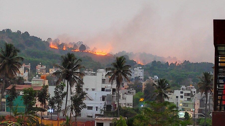  ಸಂಜೆ ಐದು ಗಂಟೆಗೆ ಕಾಣಿಸಿಕೊಂಡಿದ್ದ ಬೆಂಕಿ ರಾತ್ರಿ 10ರವರೆಗೆ ಹೊತ್ತಿ ಉರಿದಿದೆ. ರಾತ್ರಿ 10 ಗಂಟೆ ನಂತರ ಬೆಂಕಿ ನಿಯಂತ್ರಣಕ್ಕೆ ಬಂದಿದೆ.