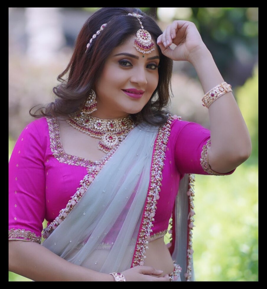  ಕನ್ನಡದ ಯುವ ನಾಯಕಿ ನಟಿ ಕಾರುಣ್ಯ ರಾಮ್ ಯುಗಾದಿ ಹಬ್ಬಕ್ಕೆ ಹೊಸ ಫೋಟೋ ಶೂಟ್ ಮಾಡಿಸಿದ್ದಾರೆ. ಈ ಫೋಟೋ ಶೂಟ್‌ನಲ್ಲಿ ಟ್ರೆಡಿಷನಲ್ ಉಡುಗೆ ತೊಟ್ಟು ಕಾರುಣ್ಯ ರಾಮ್ ರಾಣಿಯಂತೆ ಕಾಣಿಸುತ್ತಿದ್ದಾರೆ.