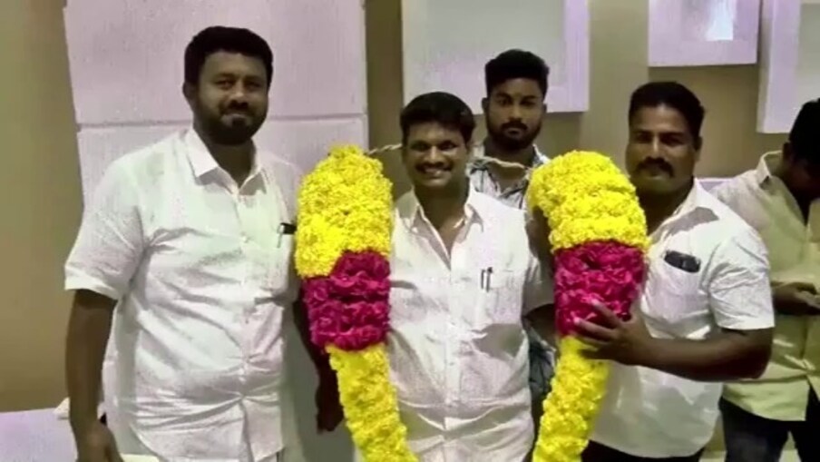  ಪುದುಚೇರಿ ಮುದಲಿಯಾರ್‌ ಪೇಟ್ ಕ್ಷೇತ್ರದ ಡಿಎಂಕೆ ಶಾಸಕ ಸಂಪತ್ ತಮ್ಮ ಹುಟ್ಟುಹಬ್ಬದಂದು ಸ್ಟಾರ್ ಹೋಟೆಲ್‌ನಲ್ಲಿ ಸ್ವಚ್ಛತಾ ಕಾರ್ಯಕರ್ತರಿಗೆ ಭರ್ಜರಿ ಪಾರ್ಟಿ ನೀಡಿದ್ದಾರೆ. ದಿನ ನಿತ್ಯ ನಗರವನ್ನು ಸ್ವಚ್ಛ ಮಾಡುದ ಪೌರ ಕಾರ್ಮಿಕರಿಗೆ ತಮ್ಮ ಜನ್ಮದಿನದಂದು ನೀಡಿರುವ ಔತಣಕೂಟ ಸಾಮಾಜಿಕ ಜಾಲಾತಣಾದಲ್ಲಿ ಗಮನ ಸೆಳೆಯುತ್ತಿದೆ.
