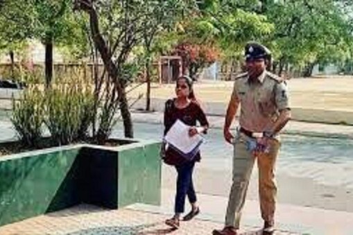 ಪರೀಕ್ಷಾ ಕೇಂದ್ರಕ್ಕೆ ಆಗಮಿಸುತ್ತಿರುವ ವಿದ್ಯಾರ್ಥಿನಿ ಮತ್ತು ಪೊಲೀಸ್​