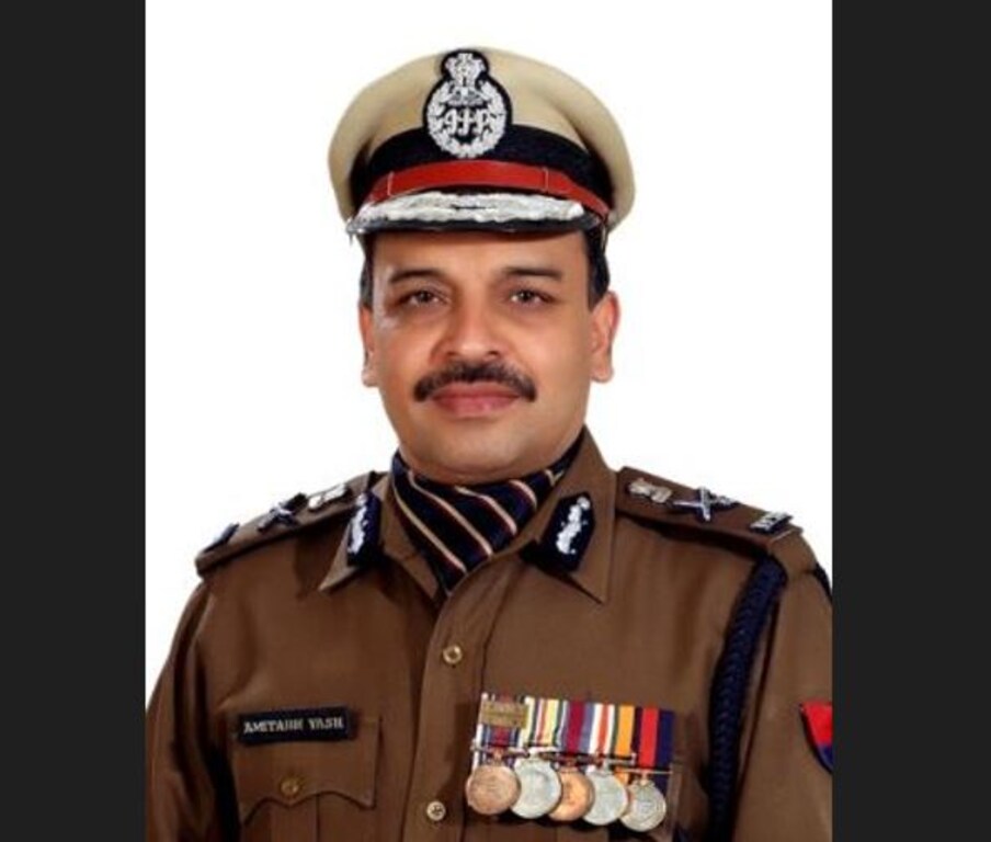  ಬಿಹಾರ ಮೂಲದ ಅಮಿತಾಬ್ ಯಶ್ ಪ್ರಸ್ತುತ ಯುಪಿಯಲ್ಲಿ ಕಾರ್ಯನಿರ್ವಹಿಸುತ್ತಿದ್ದಾರೆ. ಕಳೆದ ವರ್ಷ ಉತ್ತರ ಪ್ರದೇಶದಲ್ಲಿ ಅಮಿತಾಬ್ ಯಶ್ ಸೇರಿದಂತೆ 8 ಮಂದಿ ಐಪಿಎಸ್ ಅಧಿಕಾರಿಗಳಿಗೆ ವರ್ಗಾವಣೆಯೊಂದಿಗೆ ಬಡ್ತಿ ನೀಡಲಾಗಿತ್ತು. ಐಜಿ ಹುದ್ದೆಯಿಂದ ಅಮಿತಾಬ್ ಯಶ್ ಎಸ್ ಟಿಎಫ್ ಮುಖ್ಯಸ್ಥರಾದರು.