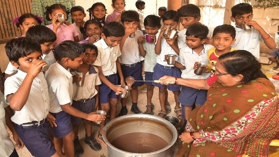  ಬಿಹಾರದ ಸರನ್ ಜಿಲ್ಲೆಯ ಸರ್ಕಾರಿ ಶಾಲೆಯೊಂದರಲ್ಲಿ ಮಧ್ಯಾಹ್ನದ ಊಟದಲ್ಲಿ ಹಲ್ಲಿ ಬಿದ್ದಿರುವುದಾಗಿ ವರದಿಯಾಗಿದೆ. ಇಲ್ಲಿ ಆಹಾರ ಸೇವನೆ ಮಾಡಿದ ವಿದ್ಯಾರ್ಥಿಗಳು ಅಸ್ವಸ್ಥರಾಗಿದ್ದಾರೆ.