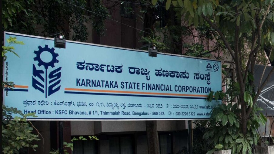  ,[object Object], ಕರ್ನಾಟಕ ರಾಜ್ಯ ಹಣಕಾಸು ಸಂಸ್ಥೆ (Karnataka State Financial Corporation) ಖಾಲಿ ಇರುವ ಹುದ್ದೆಗಳನ್ನು ಭರ್ತಿ ಮಾಡಲು ಅರ್ಹ ಅಭ್ಯರ್ಥಿಗಳಿಂದ ಅರ್ಜಿ ಆಹ್ವಾನಿಸಿದೆ. ಒಟ್ಟು 41 ಡೆಪ್ಯುಟಿ ಮ್ಯಾನೇಜರ್(ಟೆಕ್ನಿಕಲ್), ಡೆಪ್ಯುಟಿ ಮ್ಯಾನೇಜರ್ (ಲೀಗಲ್) ಹುದ್ದೆಗಳು ಖಾಲಿ ಇದ್ದು, ಆಸಕ್ತರು ಅರ್ಜಿ ಸಲ್ಲಿಸಬಹುದು. ರಾಜ್ಯ ಸರ್ಕಾರದ ಕೆಲಸ ಬೇಕು ಎಂದು ಹಂಬಲಿಸುತ್ತಿರುವವರು ಈ ಅವಕಾಶವನ್ನು ಸದುಪಯೋಗಪಡಿಸಿಕೊಳ್ಳಿ. ಇದೇ ಮಾರ್ಚ್​ 18, 2023 ಅಂದರೆ ನಾಳೆ ಅರ್ಜಿ ಸಲ್ಲಿಸಲು ಕೊನೆಯ ದಿನವಾಗಿದೆ (Last Date). ಅಭ್ಯರ್ಥಿಗಳು ಆಫ್​ಲೈನ್ (Offline) ಮೂಲಕ ಅರ್ಜಿ ಹಾಕಬೇಕು. ಆಯ್ಕೆಯಾಗುವ ಅಭ್ಯರ್ಥಿಗಳಿಗೆ ಬೆಂಗಳೂರಿನಲ್ಲಿ ಪೋಸ್ಟಿಂಗ್ ನೀಡಲಾಗುತ್ತದೆ.