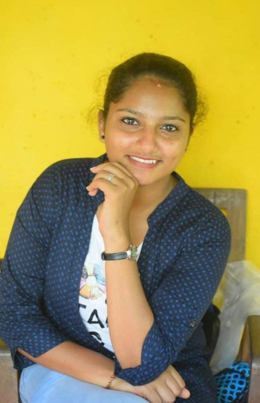  ಧೈರ್ಯ ಒಂದಿದ್ರೆ ಏನು ಬೇಕಾದ್ರೂ ಮಾಡಬಹುದು, ಏನು ಬೇಕಾದ್ರೂ ಸಾಧ್ಯ ಎಂಬುದಕ್ಕೆ ಅದ್ಭುತ ಉದಾಹರಣೆಯೊಂದು ಇಲ್ಲಿದೆ. ತನ್ನ ತಾಯಿಗೆ ಹಾವು ಕಚ್ಚಿದಾಗ ಸ್ವತಃ ಮಗಳೇ ಹಾವಿನ ವಿಷ ಹೀರಿ ರಕ್ಷಿಸಿದ ಘಟನೆಯೊಂದು ನಡೆದಿದೆ.