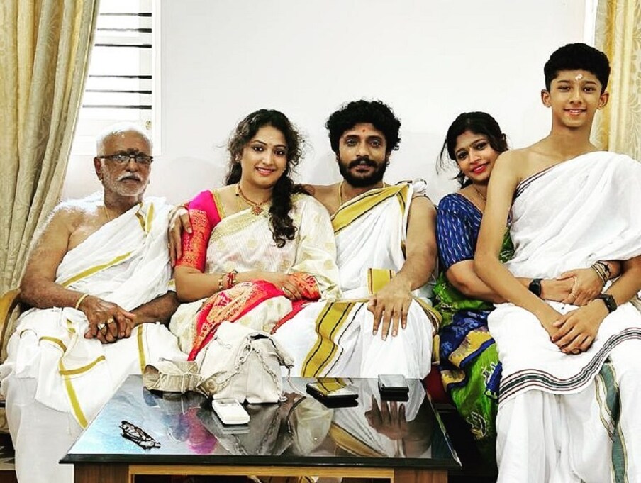  ಜನವರಿ 26 ರಂದು ವಸಿಷ್ಠ ಸಿಂಹ ಹಾಗೂ ಹರಿಪ್ರಿಯಾ ಅವರು ಮೈಸೂರಿನ ಗಣಪತಿ ಸಚ್ಚಿದಾನಂದ ಆಶ್ರಮದಲ್ಲಿ ಮದುವೆ ಆಗಿದ್ದರು. ಸಂತೋಷವಾಗಿ ಜೀವನವನ್ನು ಸಾಗಿಸ್ತಾ ಇದ್ದಾರೆ. ವಸಿಷ್ಠ ಫ್ಯಾಮಿಲಿ ಜೊತೆ ಕಾಲ ಕಳೆದಿದ್ದಾರೆ.
