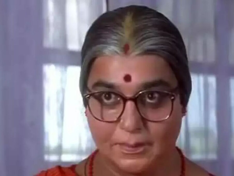  ಬ್ಲಾಕ್ ಬಸ್ಟರ್ ಚಿತ್ರ 'ಅವ್ವೈ ಷಣ್ಮುಗಿ'ಯಲ್ಲಿ ಕಮಲ್ ಸ್ತ್ರೀ ದಾದಿ ಪಾತ್ರವನ್ನು ನಿರ್ವಹಿಸಿದ್ದಾರೆ. ಮಹಿಳೆಯ ಪಾತ್ರವನ್ನು ನಿರ್ವಹಿಸಿದ ಮೊದಲ ನಟರಲ್ಲಿ ಅವರು ಒಬ್ಬರು. ಆ ಮಹಿಳೆ ಕಮಲ್ ಹಾಸನ್ ಎಂದು ತಿಳಿದಾಗ ಜನರು ಅಚ್ಚರಿಪಟ್ಟರು.