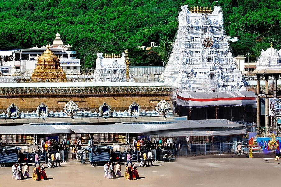  ಕಳೆದ 2 ದಿನಗಳಿಂದ ತಿರುಮಲದಲ್ಲಿ ಭಕ್ತರ ಸಂಖ್ಯೆ ಹೆಚ್ಚಾಗಿದೆ. ದೇಶದ ಮೂಲೆ-ಮೂಲೆಗಳಿಂದ ಭಕ್ತರು ಬರುತ್ತಿದ್ದಾರೆ. ಹೀಗಾಗಿ ಜನಸಂಖ್ಯೆ ಹೆಚ್ಚಾಗಿರುವ ಕಾರಣ ತಿರುಪತಿಗೆ ಹೋಗಬೇಕು ಎಂದುಕೊಂಡಿರುವವರು ಒಮ್ಮೆ ಯೋಚಿಸಿ.