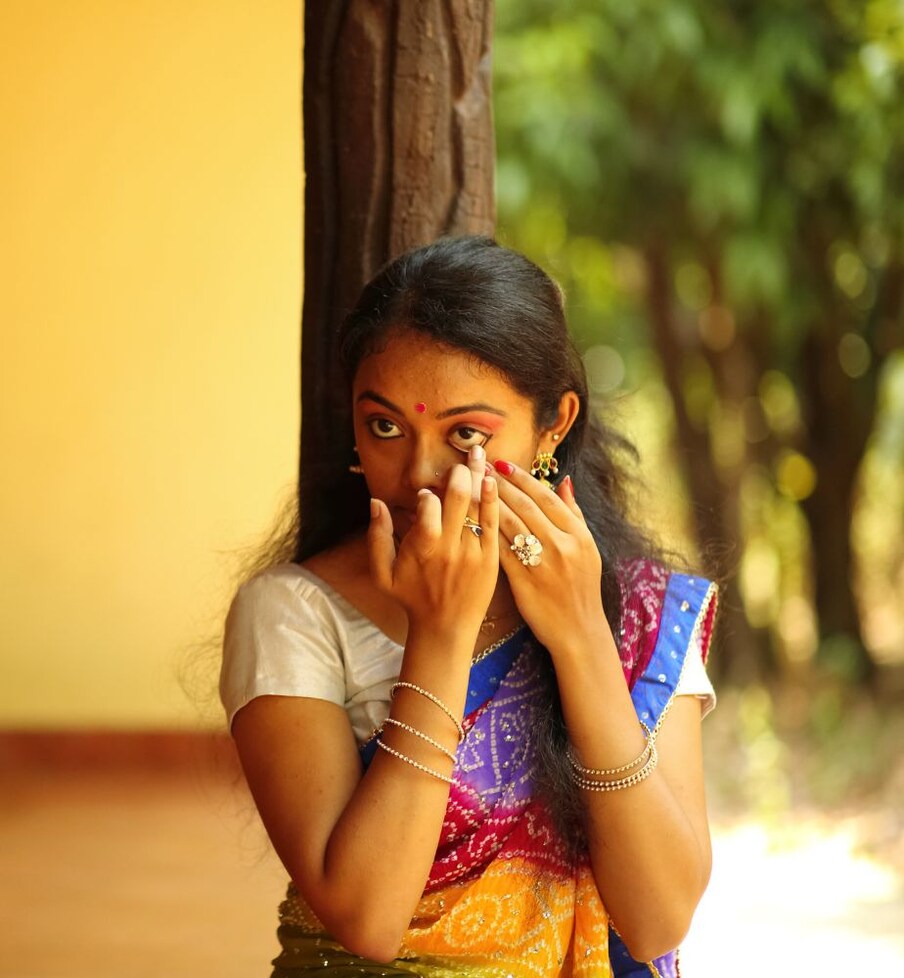  ಮುಖದಲ್ಲಿ ಕಣ್ಣುಗಳು ಕಳಶ ಇದ್ದಂತೆ, ಅವುಗಳಿಂದಲೇ ಮುಖಕ್ಕೆ ಒಂದು ಮೆರಗು. ಮುಖಕ್ಕೆ ಮೇಕಪ್ ಮಾಡಿದಷ್ಟೇ, ಕಣ್ಣಿಗೂ ನಾನಾ ರೀತಿಯಲ್ಲಿ ಮೇಕಪ್ ಮಾಡುತ್ತಾರೆ ಹೆಂಗಳೆಯರು.
