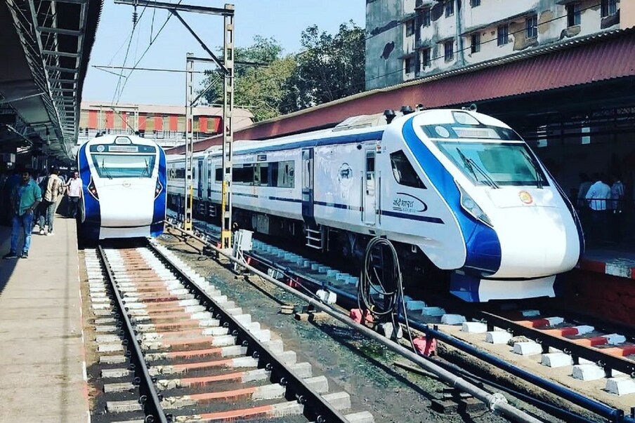  1. ಹೈದರಾಬಾದ್‌ನಿಂದ ಮತ್ತೊಂದು ವಂದೇ ಭಾರತ್ ರೈಲನ್ನು ಆರಂಭಿಸಲು ಭಾರತೀಯ ರೈಲ್ವೆ ಕೆಲಸ ಆರಂಭಿಸಿದೆ. ಇನ್ನೂರು ಭಾರತ್ ರೈಲುಗಳು ಈಗಾಗಲೇ  ಹಲವಾರು ಕಡೆ ಆರಂಭವಾಗಿದೆ. ವಂದೇ ಭಾರತ್ ರೈಲುಗಳು ಸಿಕಂದರಾಬಾದ್-ವಿಶಾಖಪಟ್ಟಣಂ ಮತ್ತು ಸಿಕಂದರಾಬಾದ್-ತಿರುಪತಿ ಮಾರ್ಗಗಳಲ್ಲಿ ಚಲಿಸುತ್ತಿವೆ. ಎರಡು ದಿನಗಳ ಹಿಂದೆ ಸಿಕಂದರಾಬಾದ್-ತಿರುಪತಿ ವಂದೇ ಭಾರತ್ ರೈಲನ್ನು ಪ್ರಧಾನಿ ನರೇಂದ್ರ ಮೋದಿ ಉದ್ಘಾಟಿಸಿದ್ದರು. (ಸಾಂಕೇತಿಕ ಚಿತ್ರ)