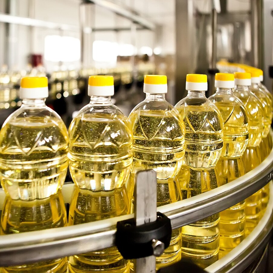  Oil Price | ಸತತ ಬೆಲೆ ಏರಿಕೆಯಿಂದಾಗಿ ಕಂಗಾಲಾಗಿದ್ದ ಗ್ರಾಹಕನಿಗೆ ಈಗ ಸಿಹಿಸುದ್ದಿ ಸಿಕ್ಕಿದೆ. ಹೌದು, ಎಲ್ಲಾ ಅಗತ್ಯ ವಸ್ತುಗಳ ಬೆಲೆ ಹೆಚ್ಚಾಗಿ ಜನಸಾಮಾನ್ಯರ ಜೇಬು ಸುಡುತ್ತಿತ್ತು. ಆದರೆ ಈಗ ಅಡುಗೆ ಎಣ್ಣೆ ಬೆಲೆ ಇಳಿಕೆಯಾಗಿದೆ.