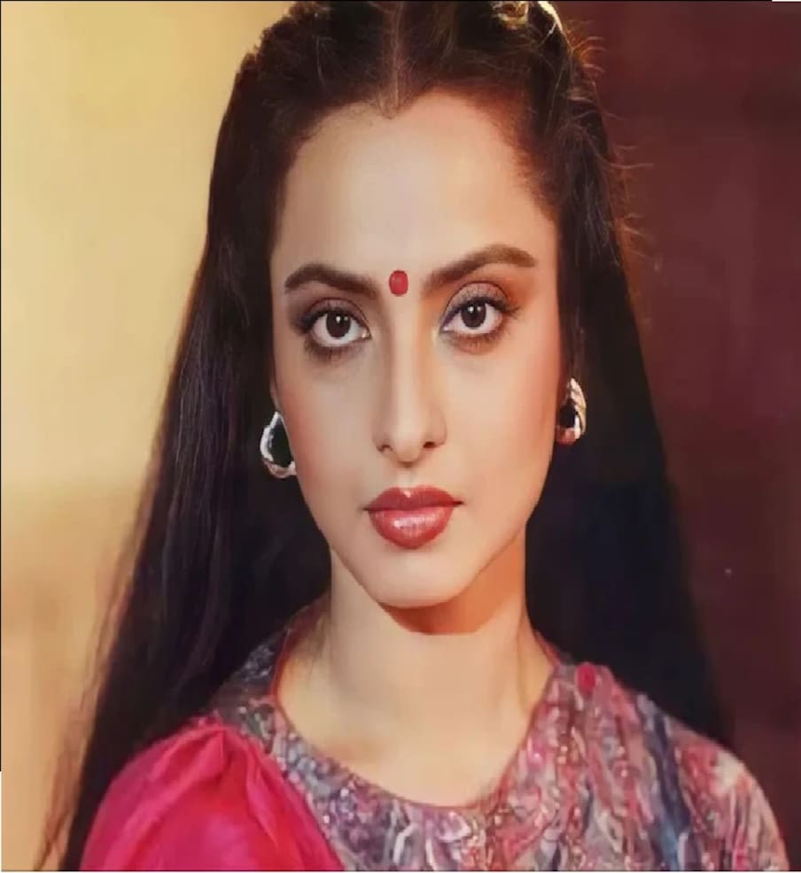  ರೇಖಾ ಅವರಿಗೆ 66 ವರ್ಷ ವಯಸ್ಸಾಗಿದೆ. ಆದರೆ ಅವರ ಸೌಂದರ್ಯಕ್ಕೆ ಹೋಲಿಸಿದರೆ ಇಂದಿನ ಬಾಲಿವುಡ್ ನಟಿಯರೂ ಸಹ ಸಪ್ಪೆಯಾಗುತ್ತಾರೆ. ರೇಖಾ ಇಂದು ಕೂಡಾ ಅಷ್ಟು ಸುಂದರಿಯಾಗಿದ್ದಾರೆ.
