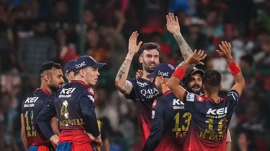  ಬೆಂಗಳೂರಿನ ಚಿನ್ನಸ್ವಾಮಿ ಕ್ರೀಡಾಂಗಣದಲ್ಲಿ ರಾಯಲ್ ಚಾಲೆಂಜರ್ಸ್ ಬೆಂಗಳೂರು ಮತ್ತು ಮುಂಬೈ ಇಂಡಿಯನ್ಸ್ (RCB vs MI) ತಂಡಗಳು ಸೆಣಸಾಡಿದವು. ಐಪಿಎಲ್​ 16ನೇ ಆವೃತ್ತಿಯ ಮೊದಲ ಪಂದ್ಯವನ್ನೇ ಬೆಂಗಳೂರು ತಂಡ ಗೆದ್ದು ಬೀಗಿದೆ.