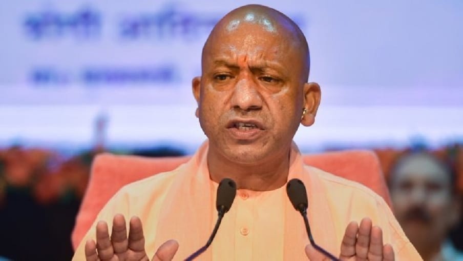  ಬಾಟ್ಲಿಂಗ್ ಘಟಕಕ್ಕೆ ಭೂಮಿಪೂಜೆ ನೆರವೇರಿಸಿ ಮಾತನಾಡಿರುವ ಆದಿತ್ಯನಾಥ್, ಕಾನೂನು ಸುವ್ಯವಸ್ಥೆಗೆ ಬೆಲೆ ಕೊಡದವರು ಈಗ ಅವರ ಜೀವ ಉಳಿಸಿಕೊಳ್ಳುವುದಕ್ಕೆ ಓಡಾಡುತ್ತಿರುವುದನ್ನು ರಾಜ್ಯದ ಜನರು ನೋಡುತ್ತಿದ್ದಾರೆ ಎಂದು ಹೇಳಿದ್ದಾರೆ.
